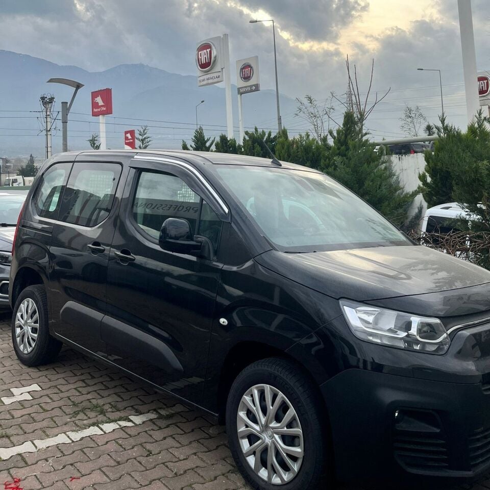 Fiat Doblo 2023- Yılı ve Sonrası Uyumlu Cam Rüzgarlığı 2 Parça